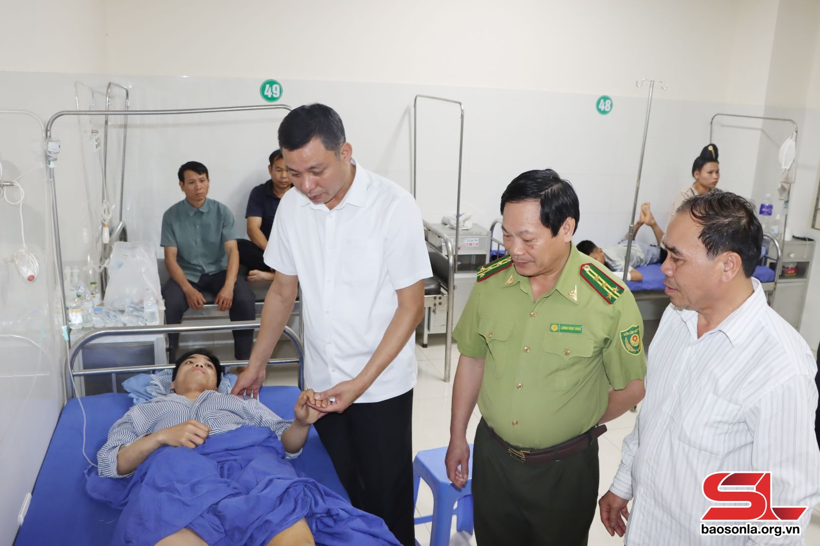   Đồng chí Nguyễn Thành Công, Phó Chủ tịch UBND tỉnh, đã đến thăm hỏi, động viên cán bộ kiểm lâm gặp tai nạn trong quá trình thực hiện nhiệm vụ chữa cháy rừng.