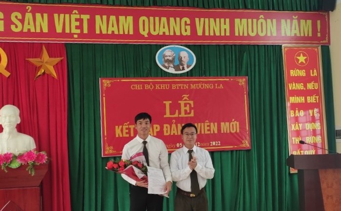 Lễ kết nạp đảng viên mới của Chi bộ BQL Khu BTTN Mường La