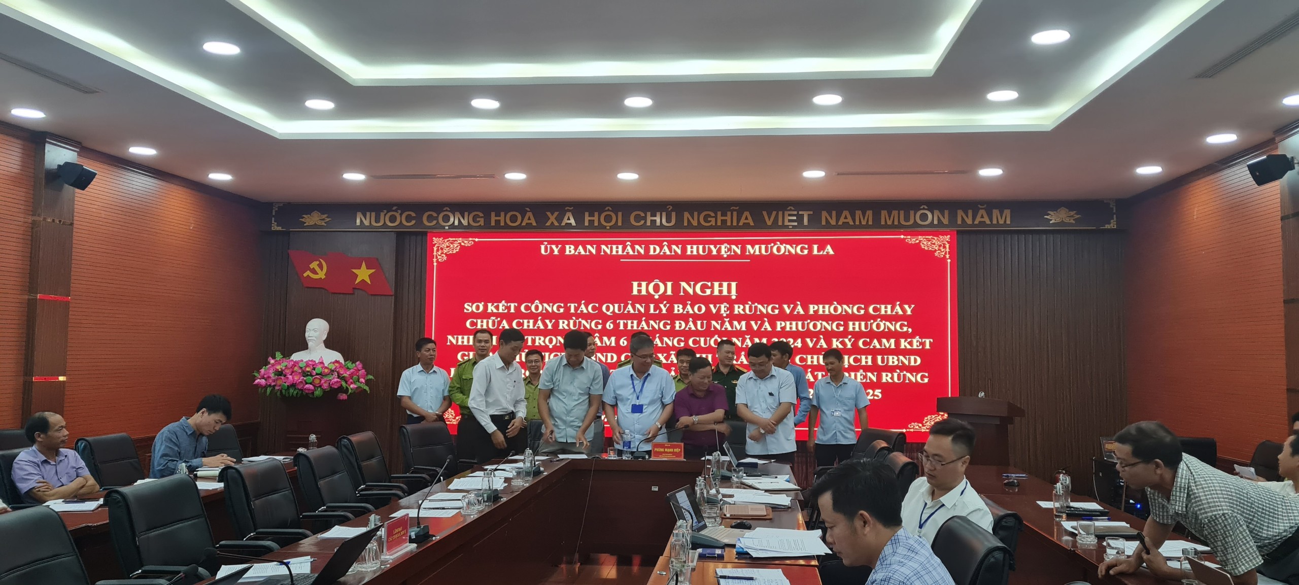 Ủy ban nhân dân huyện Mường La tổ chức ký cam kết giữa Chủ tịch UBND các xã, thị trấn với Chủ tịch UBND huyện trong công tác quản lý bảo vệ, phát triển rừng và phòng cháy chữa cháy rừng năm 2024-2025 